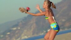 5. Келли Паккард и Трэйси Бингхэм играют в бейсбол на пляже – Спасатели Малибу (сериал)