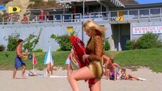 1. Подглядывание за Лайлой Робертс в купальнике на пляже – Спасатели Малибу (сериал)