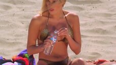 7. Подглядывание за Лайлой Робертс в купальнике на пляже – Спасатели Малибу (сериал)