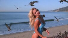 1. Фотосессия Памелы Андерсон в купальнике на пляже – Спасатели Малибу (сериал)