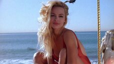 11. Фотосессия Памелы Андерсон в купальнике на пляже – Спасатели Малибу (сериал)
