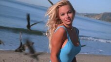 2. Фотосессия Памелы Андерсон в купальнике на пляже – Спасатели Малибу (сериал)