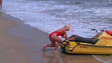 3. Пляжный спасатель Памела Андерсон на водном мотоцикле – Спасатели Малибу (сериал)