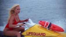7. Пляжный спасатель Памела Андерсон на водном мотоцикле – Спасатели Малибу (сериал)