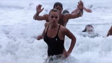Памела Андерсон и Николь Эггерт выбегают из воды