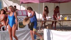 2. Шон Уэзерли в купальнике играет в волейбол – Спасатели Малибу (сериал)