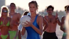 4. Шон Уэзерли в купальнике играет в волейбол – Спасатели Малибу (сериал)
