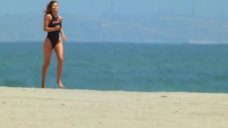 1. Ясмин Блит на пляжной пробежке – Спасатели Малибу (сериал)