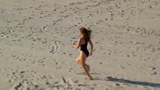 3. Ясмин Блит на пляжной пробежке – Спасатели Малибу (сериал)