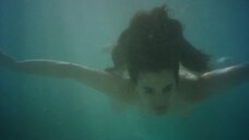 4. Обнаженная Адриана Угарте плавает под водой – Аче