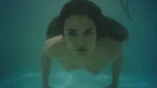 Обнаженная Адриана Угарте плавает под водой