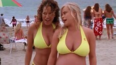 Джейми Бергман и Лайла Арсиери в бикини на пляже