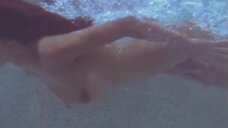 4. Обнаженная Карин Тейлор плавает под водой 