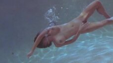 Обнаженная Карин Тейлор плавает под водой
