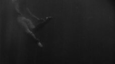 2. Долорес дель Рио плавает голой под водой – Райская птичка