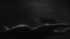 4. Долорес дель Рио плавает голой под водой – Райская птичка