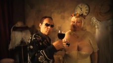 1. Модели с вином фотографируются топлес – Ян Саудек: В аду страстей, в далеком раю
