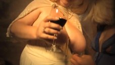8. Модели с вином фотографируются топлес – Ян Саудек: В аду страстей, в далеком раю