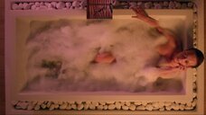 2. Северия Янушаускайте в ванне – Призрак