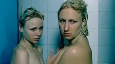 4. Полностью голая Оршойя Тот с подругой в душе – Счастливые дни (2002)