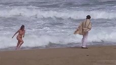 14. Голая Мюриэль Монтоссэ с любовником на пляже – Сесилия
