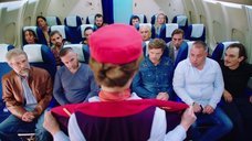 Стюардесса Юлия Михалкова показывает пассажирам грудь