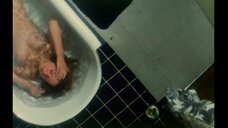 4. Кровавая сцена с голой Клаудией Уди в ванне – Американский кошмар