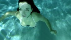 1. Франческа Иствуд в купальника плавает в бассейне – Магистр изящных искусств
