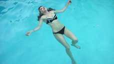 3. Франческа Иствуд в купальника плавает в бассейне – Магистр изящных искусств
