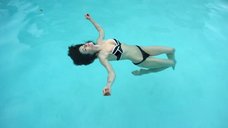 4. Франческа Иствуд в купальника плавает в бассейне – Магистр изящных искусств