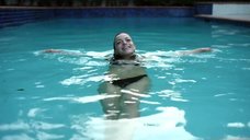 5. Франческа Иствуд в купальника плавает в бассейне – Магистр изящных искусств