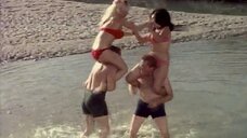 6. Алейна Капри и Бабетта Бардо на пляже в купальниках – Рай в шалаше