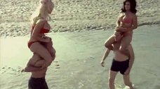 7. Алейна Капри и Бабетта Бардо на пляже в купальниках – Рай в шалаше