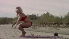 3. Секси Бабетта Бардо на пляже в красном бикини – Рай в шалаше