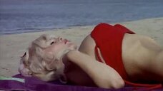 5. Секси Бабетта Бардо на пляже в красном бикини – Рай в шалаше