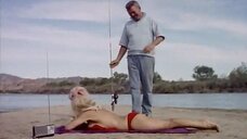 8. Секси Бабетта Бардо на пляже в красном бикини – Рай в шалаше