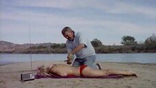 9. Секси Бабетта Бардо на пляже в красном бикини – Рай в шалаше