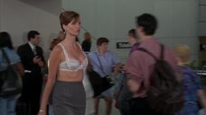 4. Увеличение груди Кэрол Олт в лифчике – Части тела (1997)