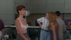 5. Увеличение груди Кэрол Олт в лифчике – Части тела (1997)