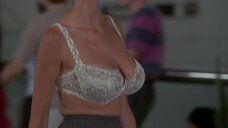 7. Увеличение груди Кэрол Олт в лифчике – Части тела (1997)