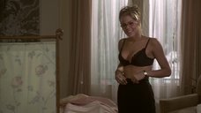 4. Секси Мэри МакКормак в лифчике – Части тела (1997)
