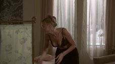 6. Секси Мэри МакКормак в лифчике – Части тела (1997)