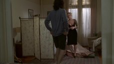 7. Секси Мэри МакКормак в лифчике – Части тела (1997)