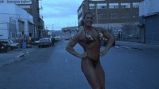 3. Николь Басс показывает свои мышцы в купальнике – Части тела (1997)