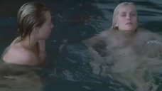 Эмманюэль Сенье плавает голой в бассейне