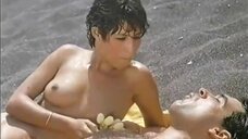 3. Полностью голая Анна Зарни на пляже – Горячие летние каникулы