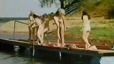 1. Полностью голые женщины на реке – Шиш на кокуй!