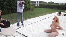 Ирина Воронина позирует голой на песке