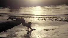 7. Обнаженная Jessica Clements во время фотосессии на пляже – Нагота (2017)