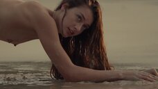 8. Обнаженная Jessica Clements во время фотосессии на пляже – Нагота (2017)